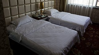 2-ух местная кровать в номере гостиницы Куньлунь г. Хуньчунь