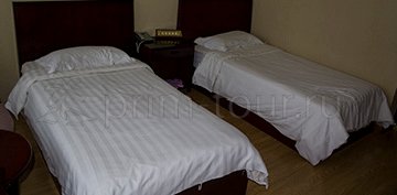 2-ух местная кровать в номере гостиницы Шеньхао в г. Хуньчунь