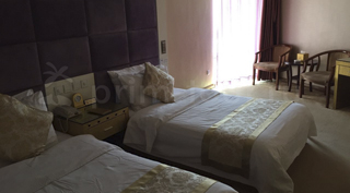 Кровать в 2-ух местном номере гостиницы Туманган г. Хуньчунь.
