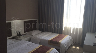 2-ух местная кровать в номере гостиницы Цзинь Юе в г. Хуньчунь